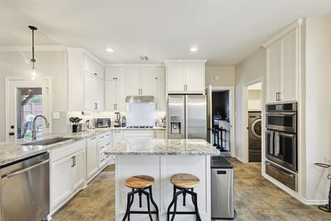 With plenty of natural light that highlights the many luxury elements in this space, this fully equipped chef’s kitchen is undeniably the heart of the home.