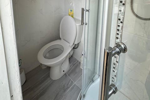 Combined shower/tub, deep soaking tub, towels