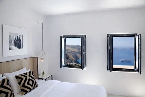 Cliffside Suite up to 2 guests | Down comforters, pillowtop beds, in-room safe, blackout drapes