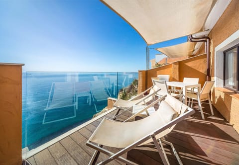 Deluxe Suite, Sea View (Family) | In-room safe, desk, laptop workspace, blackout drapes