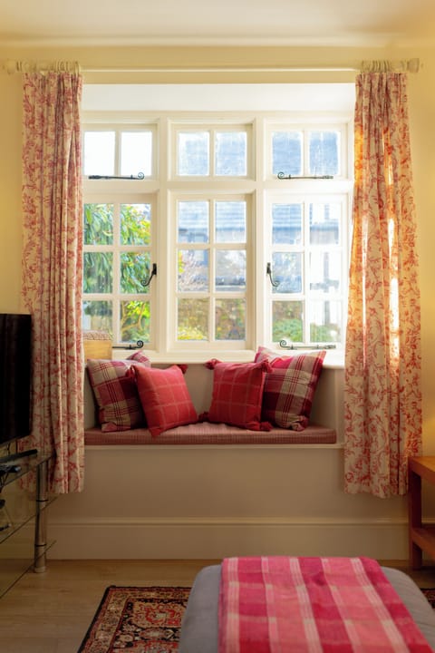 House, Garden View | Living area | Flat-screen TV