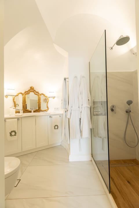 Suite (Sea) | Bathroom | Shower, rainfall showerhead, free toiletries, hair dryer