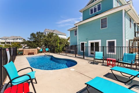 Enjoy the Private Pool (26' x 12') and bubbly Hot Tub, perfect for cooling off or unwinding.