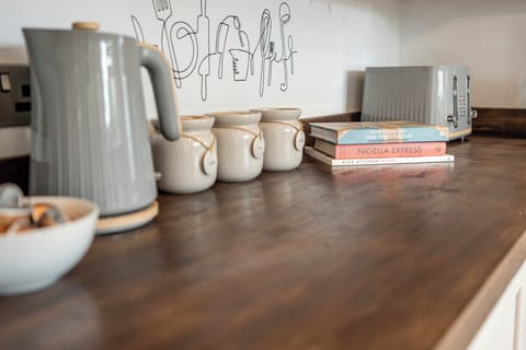 House, Garden View | Private kitchen | Electric kettle, toaster