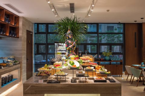 Daily buffet breakfast for a fee