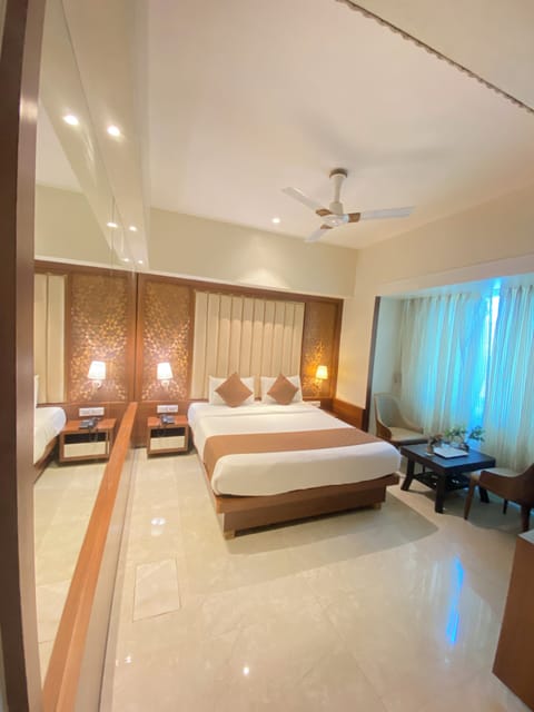Grand Studio Suite | Desk, laptop workspace, soundproofing, free WiFi