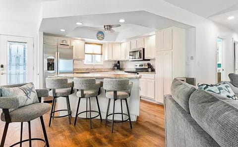 Additional seating at the Kitchen Island