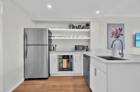 Comfort Apartment, 1 King Bed, Kitchenette, Bay View | Private kitchenette