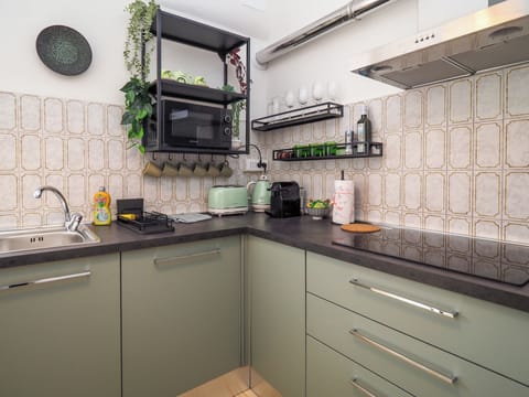 Apartment, 2 Bedrooms, Smoking, Kitchen | Private kitchen | Fridge, oven, stovetop, cookware/dishes/utensils