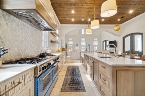 Expansive Kitchen with Ample Counter Space
