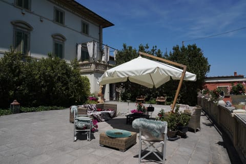 A large terrace ideal for entertaining or dinners.