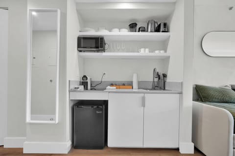 Comfort Condo, 1 King Bed with Sofa bed, Balcony, Ocean View | Private kitchenette