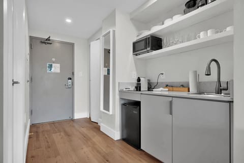 Comfort Condo, 1 King Bed with Sofa bed, Balcony, Ocean View | Private kitchenette