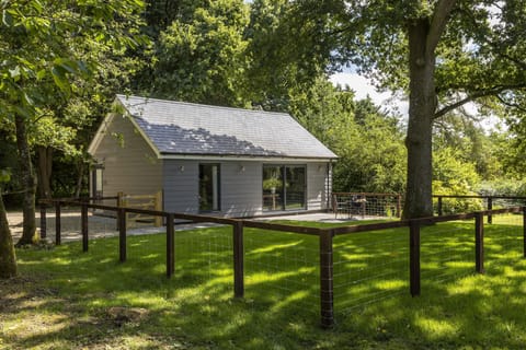 Escape to the tranquility of Labrador Lodge, Nr Marlborough, Wiltshire