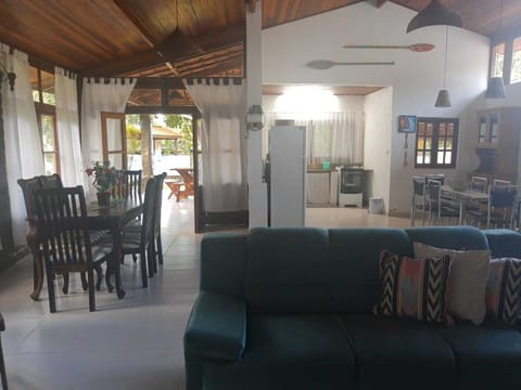 Entrada social
Espaço totalmente aberto: sala de estar, sala de jantar e cozinha