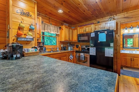 Sweet Bear Hideaway's fully-equipped kitchen