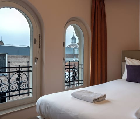 Double Room, Shared Bathroom | Soundproofing, iron/ironing board, free WiFi, bed sheets