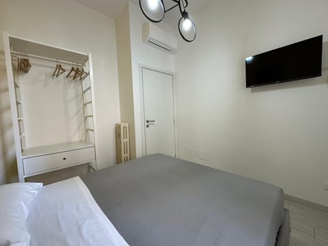 Deluxe Double Room, 1 Queen Bed, Non Smoking, Private Bathroom | Desk, laptop workspace, iron/ironing board, free WiFi