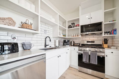 Fully equipped kitchen w/ high chair for children (6-36 months)