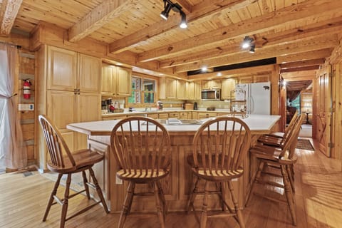 Laurel Log Lodge - Bar for conversing & helping with meals