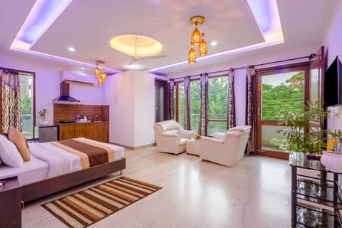 Suite Room with Balcony + Sofa | Desk, blackout drapes, soundproofing, iron/ironing board