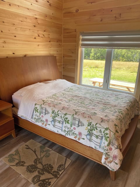 Queen size bed.