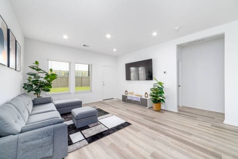 Cozy living room, perfect for relaxing with comfortable seating and a welcoming atmosphere.