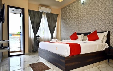 Deluxe Double Room, Balcony, City View | Desk, laptop workspace, soundproofing, iron/ironing board