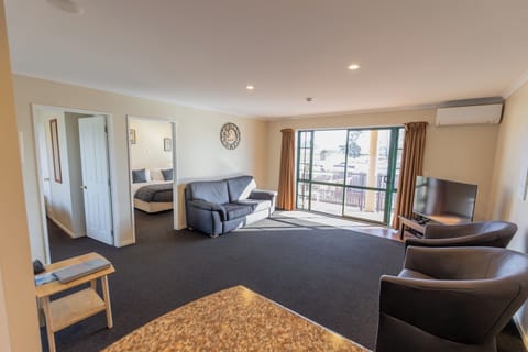 Premium Two Bedroom Suite | Iron/ironing board (on request), WiFi (free), bed sheets