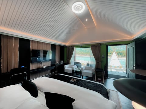 Deluxe Studio, 1 King Bed, River View | Egyptian cotton sheets, premium bedding, minibar (some free items), desk