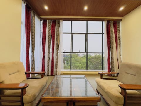 Suite | Desk, WiFi (free)