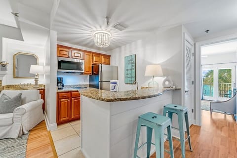 Full kitchen with breakfast bar