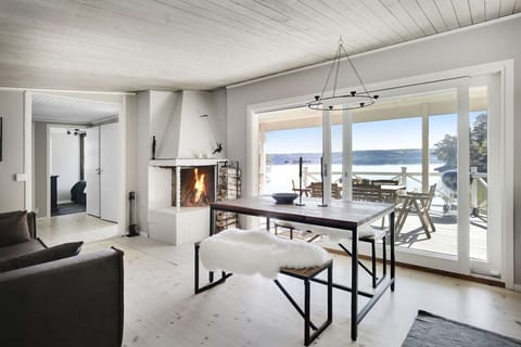 Lovely living room / kitchen with amazing wiews and and fireplace