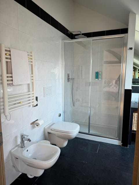 Comfort Studio Suite | Bathroom | Hair dryer, towels, soap, shampoo