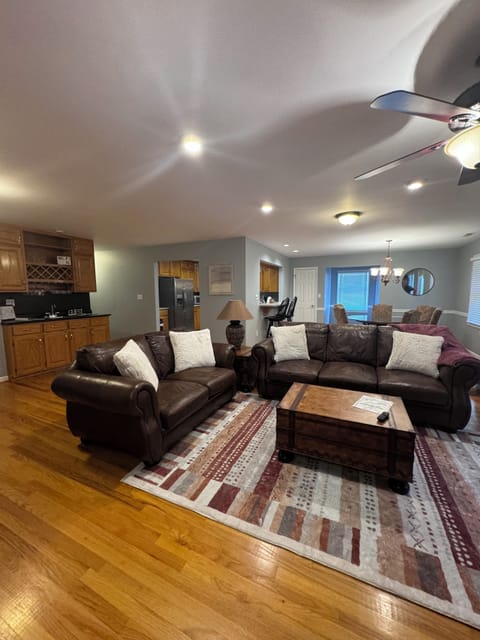 Livingroom and wine bar 