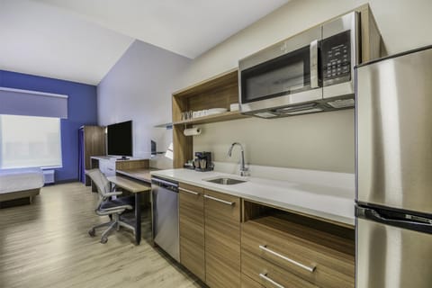 Studio Suite, 1 King Bed | Private kitchen