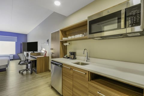 Studio Suite, 2 Queen Beds | Private kitchen