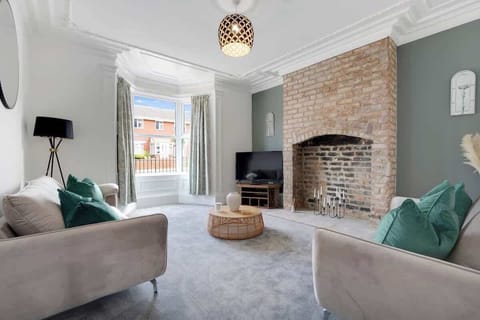 Spacious open-plan living room and a dining area, benefits from a Smart TV with Netflix and other streaming platform.