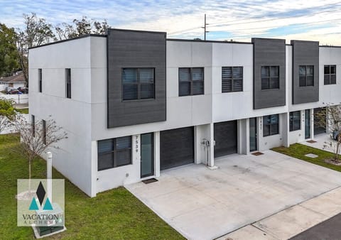 This is 2 adjacent townhomes - 3 bedrooms each! Great for large groups! 