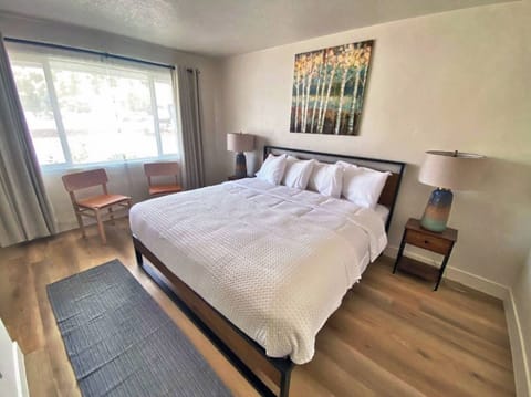 Standard Room, 1 King Bed, Private Bathroom | Free WiFi, bed sheets