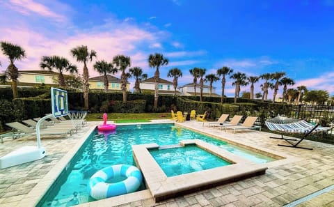 ☀️ Private Oasis Near Disney! Enjoy your own heated pool, spa & hammock lounge surrounded by palm trees — perfect for sunbathing, games, or sunset relaxation.