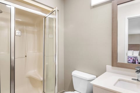 Deluxe Room, Non Smoking (2 Queen Beds and 1 Double Bed) | Bathroom | Free toiletries, hair dryer, towels, soap