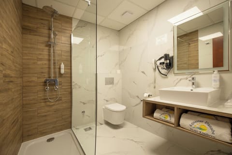 Standard Twin Room | Bathroom | Bathrobes, slippers