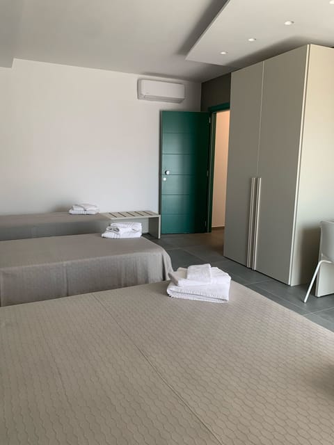 Basic Quadruple Room | Desk, laptop workspace, soundproofing, free WiFi