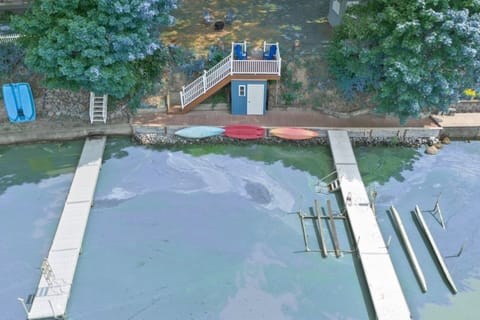 Your private lakeside retreat awaits! Enjoy direct access to the water with kayaks ready for your adventure. Unwind on the deck as you take in the serene lake views ️