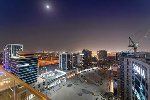 Skyline View: Experience dazzling Dubai nights under a starlit sky from your balcony!