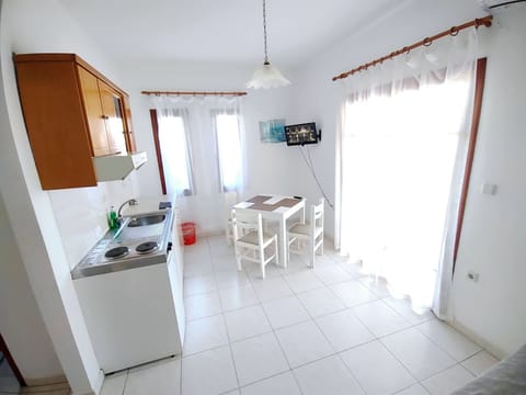 Captain Michalis 1 | Living area | 15-cm LCD TV with cable channels