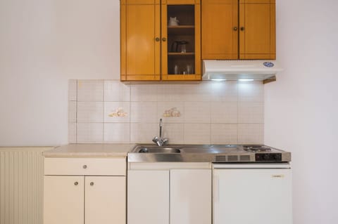 Mini-fridge, stovetop, coffee/tea maker, electric kettle