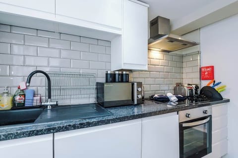 The fully equipped kitchen benefits from all the essentials for a short or long stay in Liverpool.