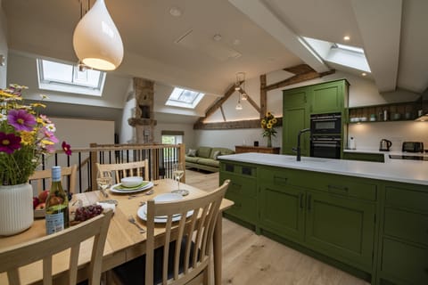 Lythe Barn, Grassington: Open-plan first floor living area